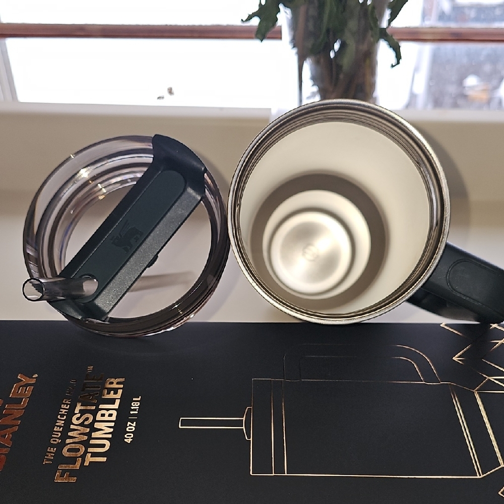Stanley Flowstate Tumbler in Dark Blue - Picture 4 of 8